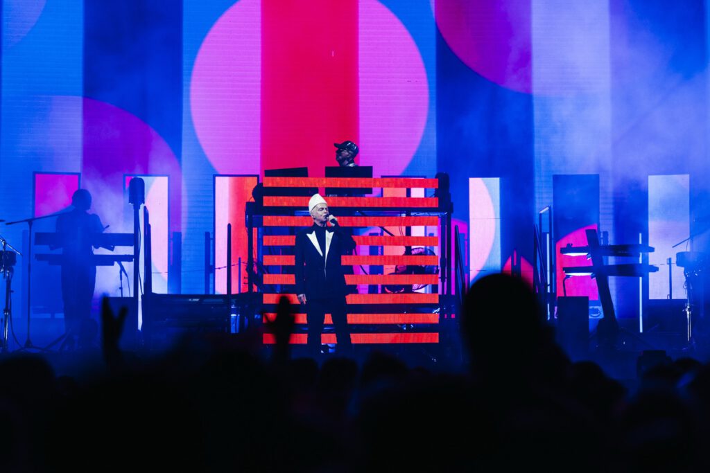 Pet Shop Boys actuando en el escenario principal de KALORAMA Madrid 2025 con luces cinéticas y pantallas LED, frente a un público entregado.